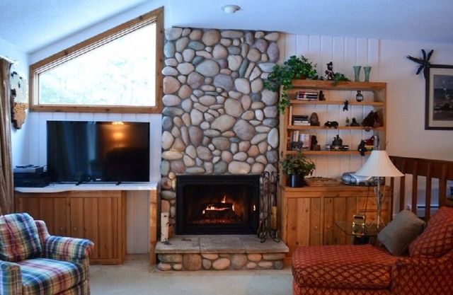 Renovated and Updated 4 bedroom/3 bath end unit in Beautiful Harbor Cove