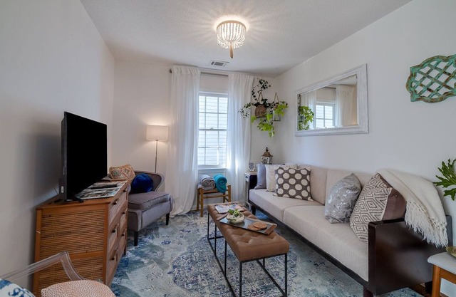 Renovated Apartment Near Forsyth Park, Courtyard, Heated Pool Access