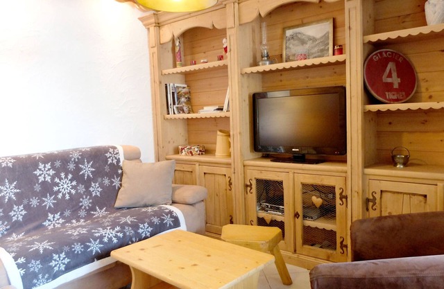 Renovated Comfort Apartment · Near Pistes & Shops · Sleeps 9 · Balcony