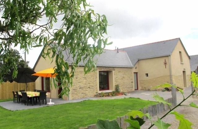 Renovated Country Cottage with Modern Amenities, Near Nantes, Family-Friendly