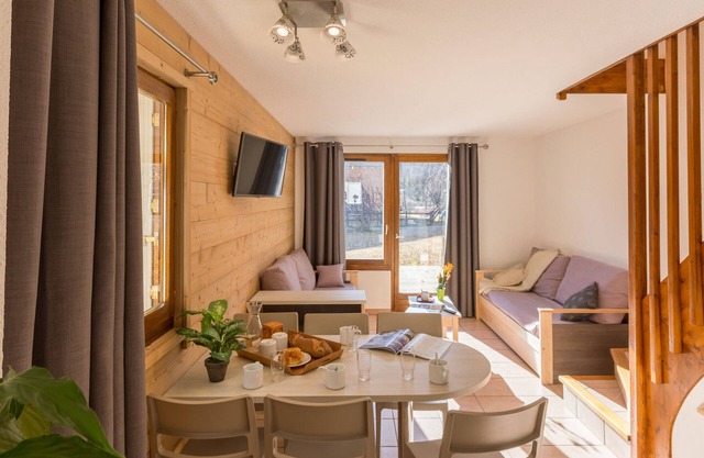 Renovated duplex chalet, shuttle to slopes, terrace, WIFI, pets OK
