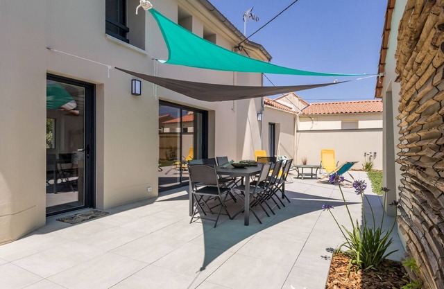 Renovated cottage near beaches, parking, private garden, southeast terrace
