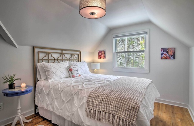 Renovated Historic Home < 1 Mile to Eagle Point!