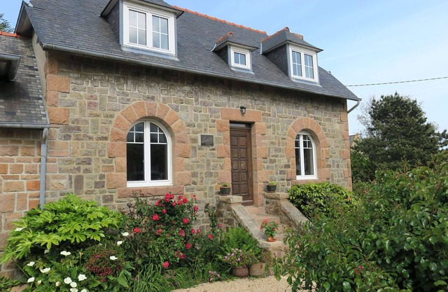 Renovated house 100m from sea with WIFI, garden in Trégastel