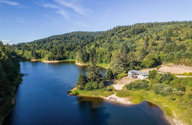 Renovated Lake House, Private Sandy Beach, Hot Tub, Pool Table, Fire-Pit, Fishing, One Mile to Ocean