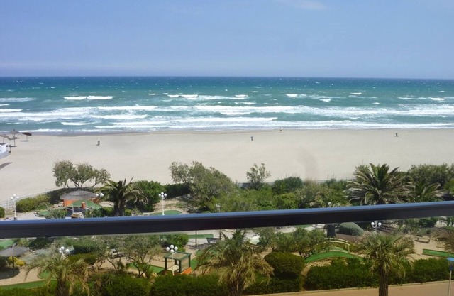 Renovated sea-view apartment with parking, 4 guests