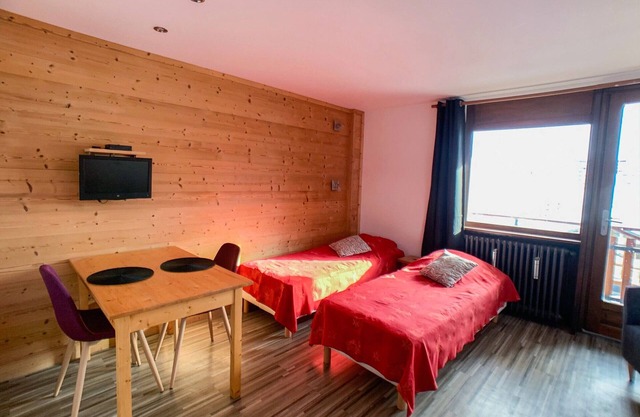 Renovated studio near slopes and shops, balcony, pets allowed
