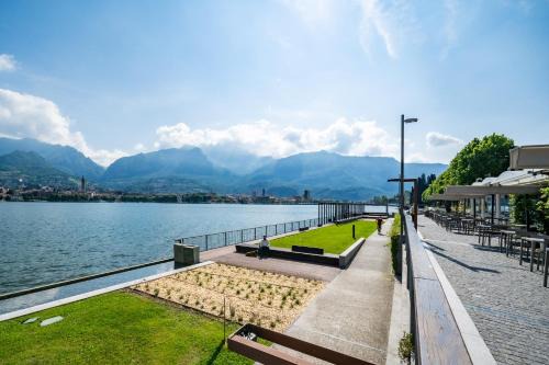 Renzo & Lucia Living Lake