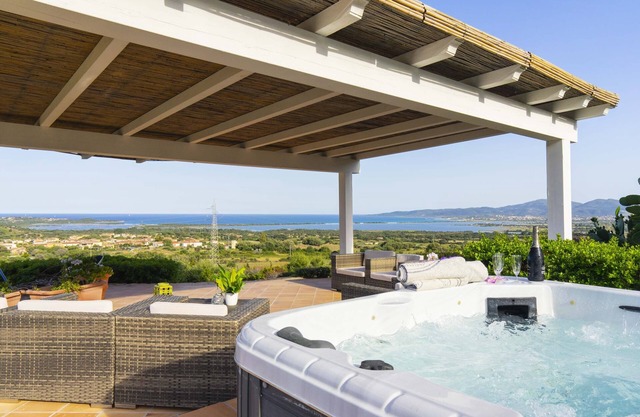 Residence Rocca Rosa with swimming pool overlooking the sea, spa, wi fi, air conditioning, bbq