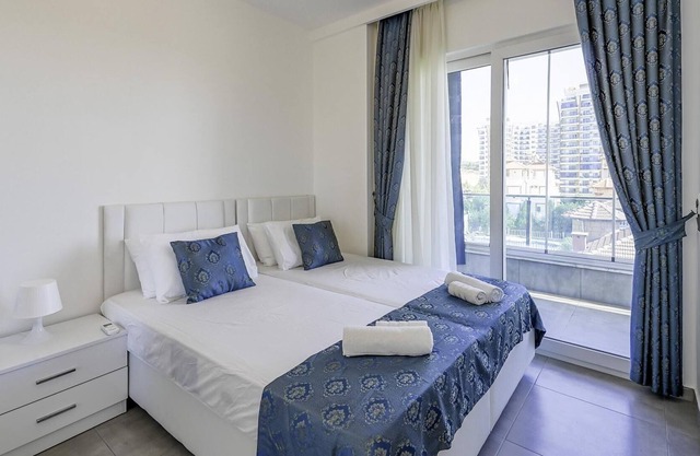 Residence w Balcony and Shared Pool 7 min to Coast