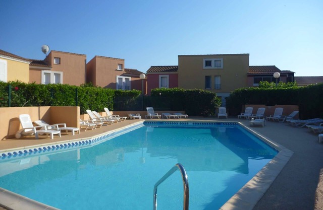 Residence with swimming pool and tennis court