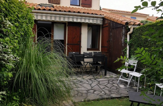 Residential house for 4 people with small garden, 300m from the beach
