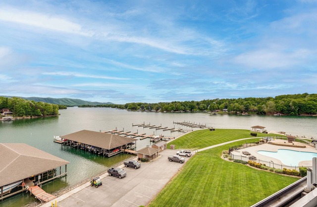 Resort Amenities & Beach Access: Huddleston Condo