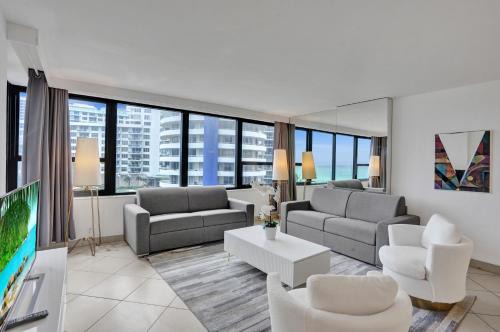 Resort beach condo w beach service 601