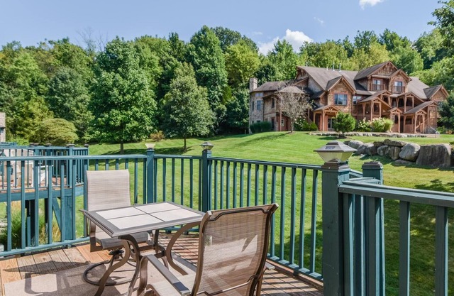 Resort | Fireplace | Free Wifi | Pool | Hot Tub | 2nd Floor | 08-23