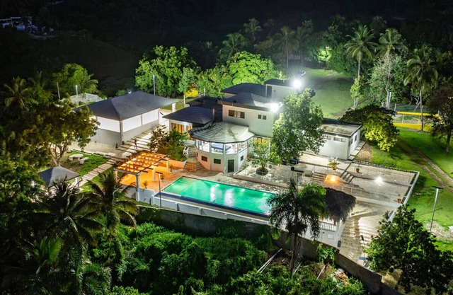 Resort Oasis: Pool & Weddings