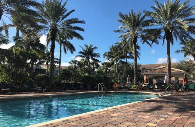 Resort style seasonal rental condo,Ground level wgarage,5 min to beach, htd pool