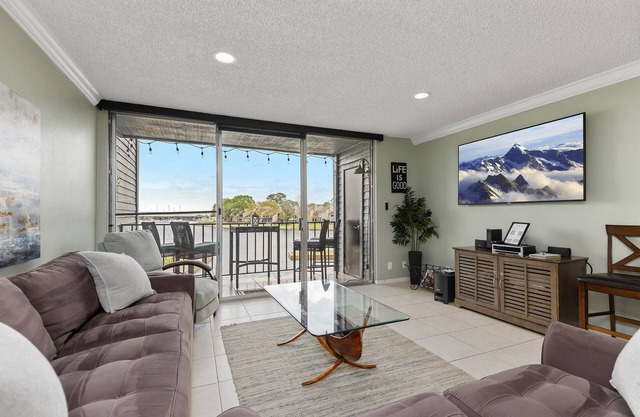 Resort Style Serenity on Lake Conroe: Tennis, Lake-Side Pool, Gym, Marina