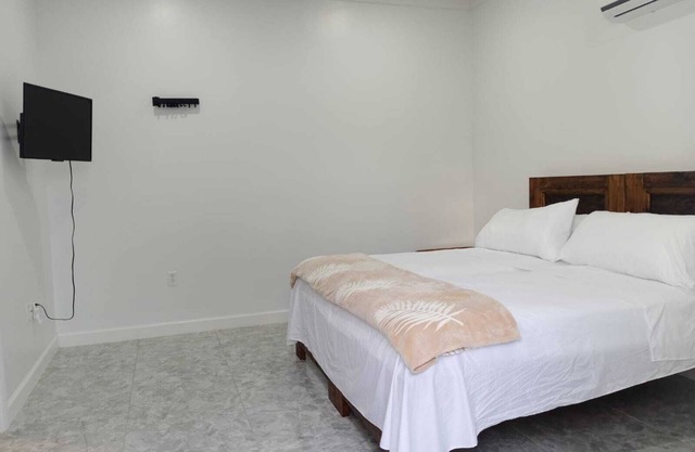 Rest Easy Nightly Rental Charming 1-bedroom with AC, WiFi in Marsh Harbour