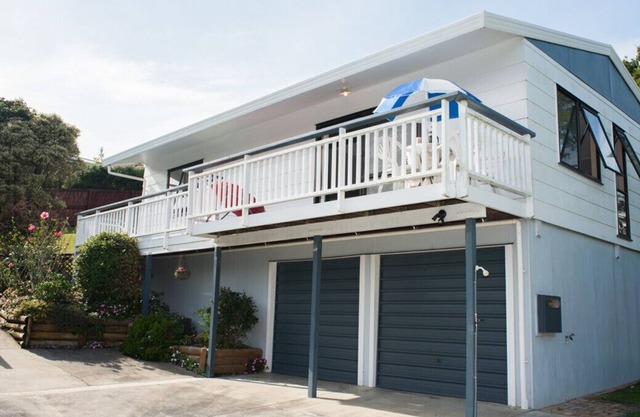 Rest & Relax - Raglan Holiday Home