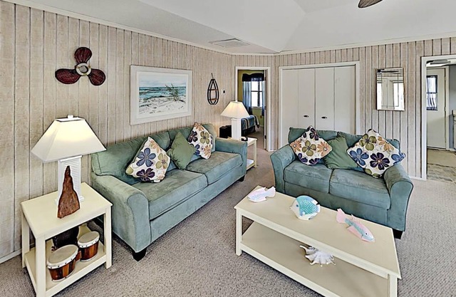 Restful Guest Cottage Pool 4 Blocks to the Beach