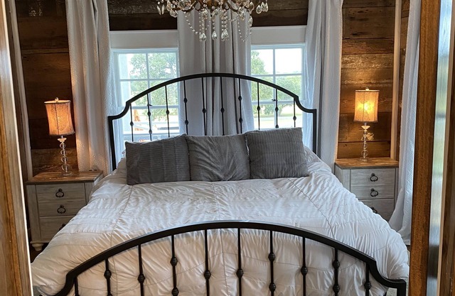 Restored Family FarmhousenSleeps 14 - 4 Bedrooms - 2 Baths - Outside Shower