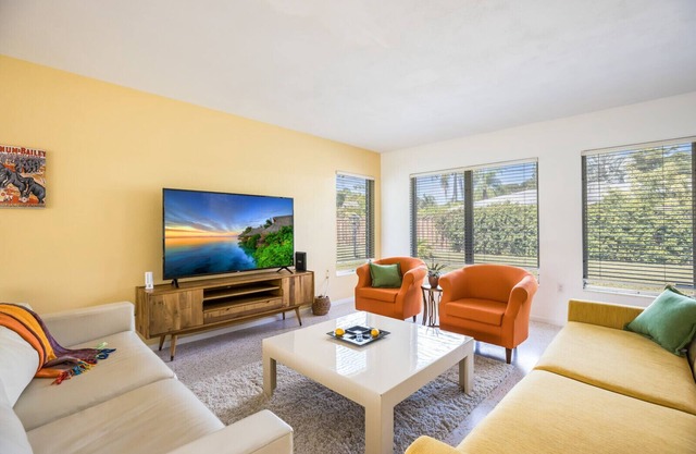 Retro Beach House Walking Distance to Downtown