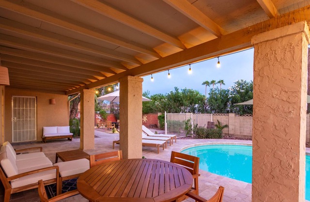 Retro Retreat Scottsdale: 5BR, heated pool, BBQ, outdoor dining