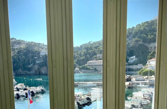 Rez de villa de charme, pieds dans l'eau, calanque près de Marseille