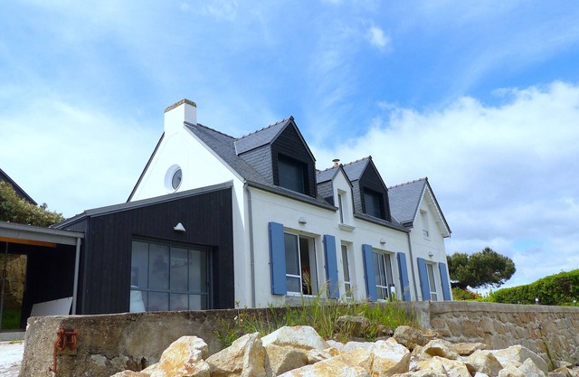Ria d'Étel, Modern house on the water's edge