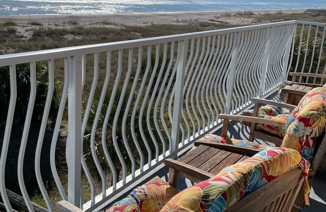 Right on the beach - Breathtaking ocean views from every room!