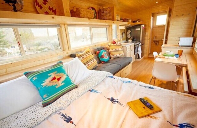 Rio Tiny Home w Mountain View, Hot Tub, 2 miles to Black Rock Hot Springs