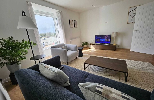 River Breeze 3-Bed Balcony Apartment
