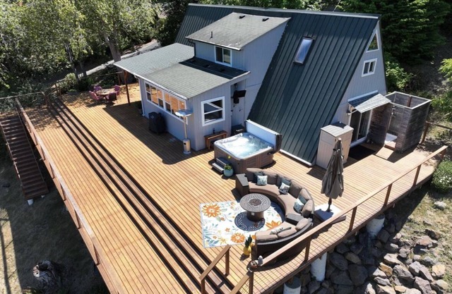River Oasis, all the comforts of home, with the beauty of the Chetco River!