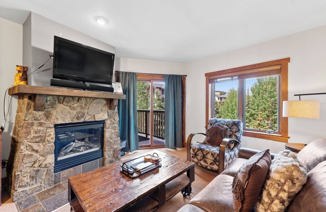 River Run Condo w/Slope Views and Short Walk to Lifts, Shops, Restaurants!