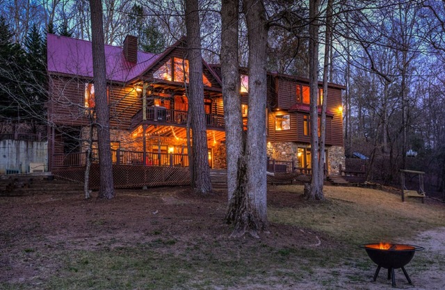 River's Bend - River Front, Hot Tub, Game Room, Luxury