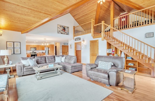 River Valley Sunset Home – Cozy & Calm, 20 Min to Sunday River, Bethel & Newry