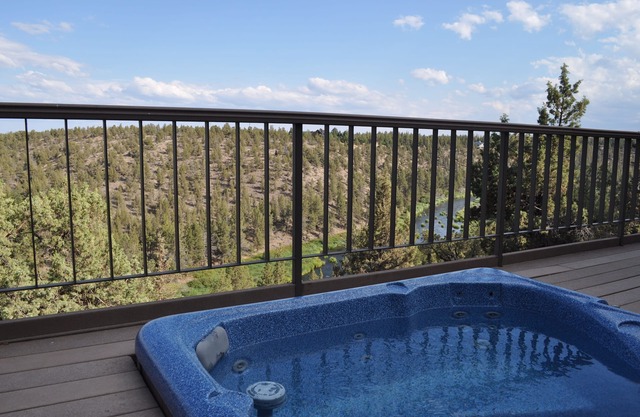 River views! Close to pool & river trail access with FREE Wifi