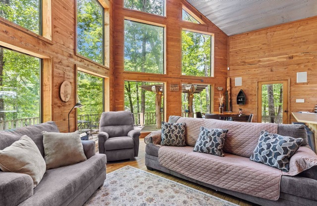 Riverfront 3-bedroom house on 5 acres in Murfreesboro, near Crater Of Diamonds
