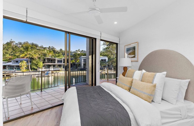Riverfront Apartment 350m from Noosa Main Beach!