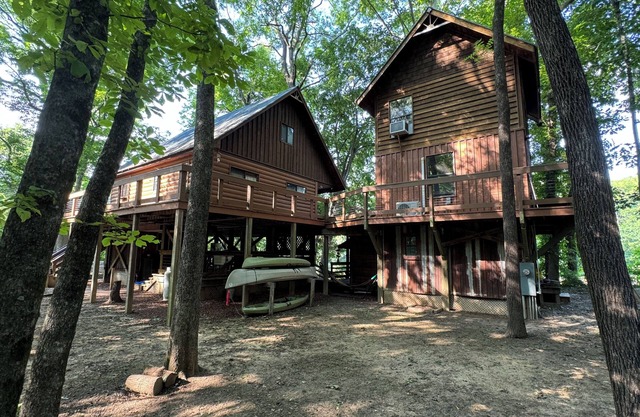 Riverfront Cabin:Main cabin 1 bath.Bunk House Additional Fee.