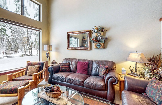 Riverfront condo with seasonal pool, tennis & jetted tub
