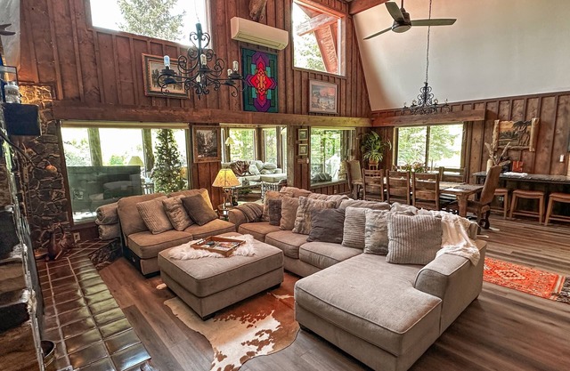 Riverfront home w/private deck, sunroom, full kitchen, and free WiFi