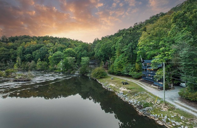 Riverfront - Hot Tub - kayaks - fire pits - 4 king beds - awesome views-wildlife