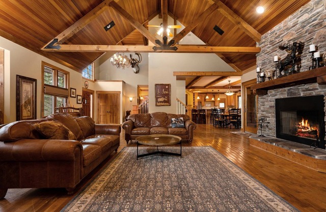 [Riverfront Lodge] ~ Downtown Bellaire ~ Private Dock Available ~ Walk to town!
