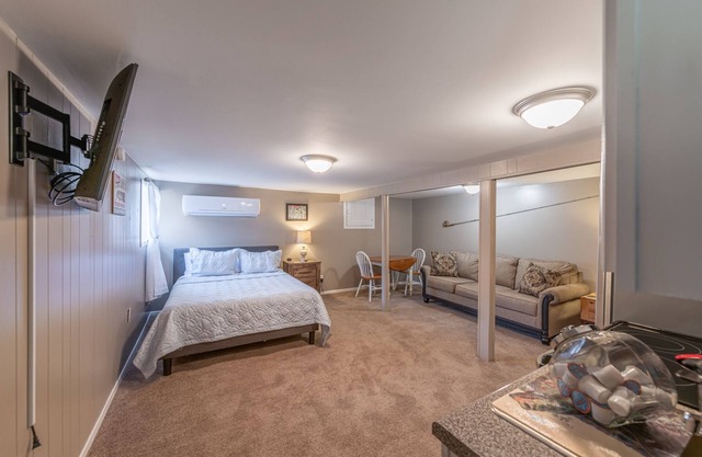 Riverfront- Lower Unit | Dock | Smart TV | Wi-Fi