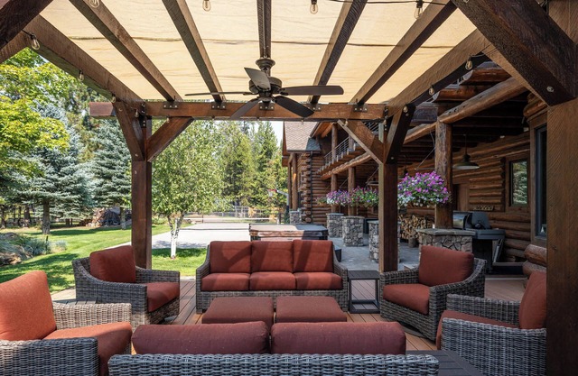 Riverfront, Pool Table | Deschutes River Lodge