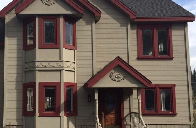 Riverfront Renovated Downtown Historic Truckee Home- Walking distance to town.