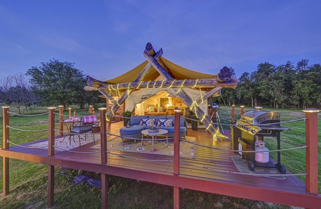 Riverfront Yurt, AC, Hot tub, Kayaks, Movie Projector, Fire Pit