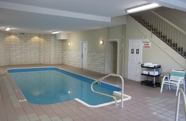 Riverland Inn & Suites